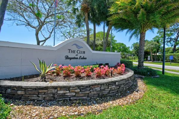 4 Knightsbridge Lane, Boynton Beach, FL 33426