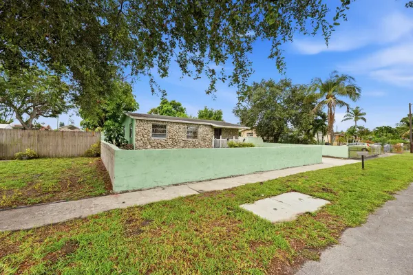 6404 Oak Street, Hollywood, FL 33024